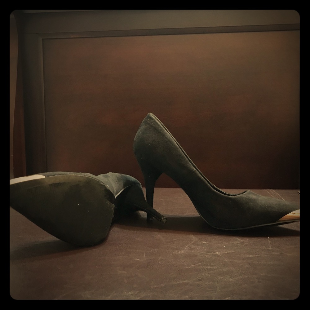 Black suede pointed toe pump